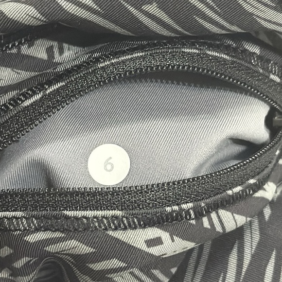 (L2) Lululemon Black and Gray Printed Short Leggings, Size 6 - Picture 8 of 13
